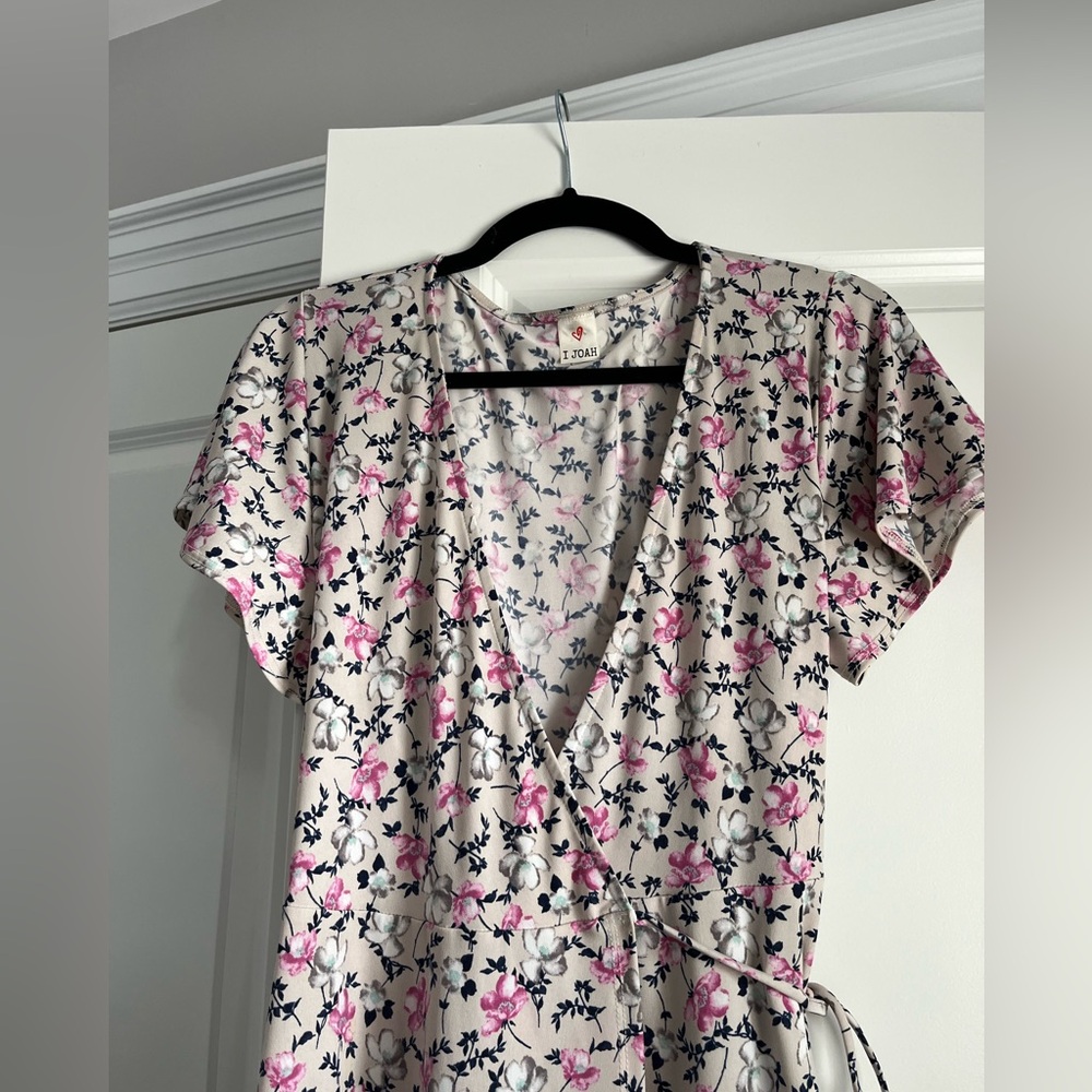 I Joah Floral Wrap Short Spring/Summer Dress Size L Lightweight Flowy Beachy - Picture 2 of 11